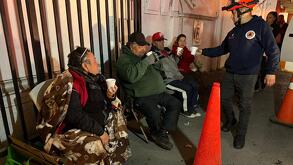 Adultos mayores acampando para pagar predial en Guadalupe.