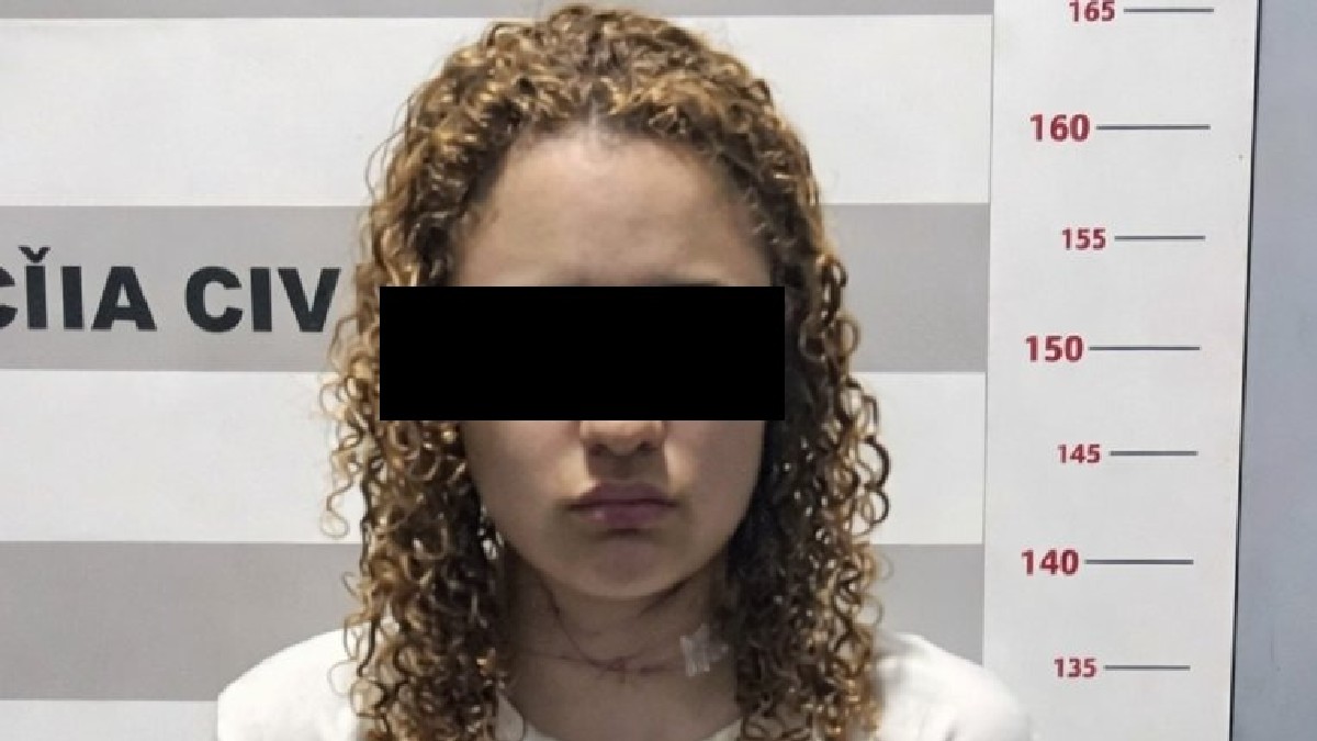 Mujer morena clara con pelo risado y cara censurada