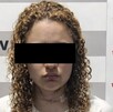 Mujer morena clara con pelo risado y cara censurada
