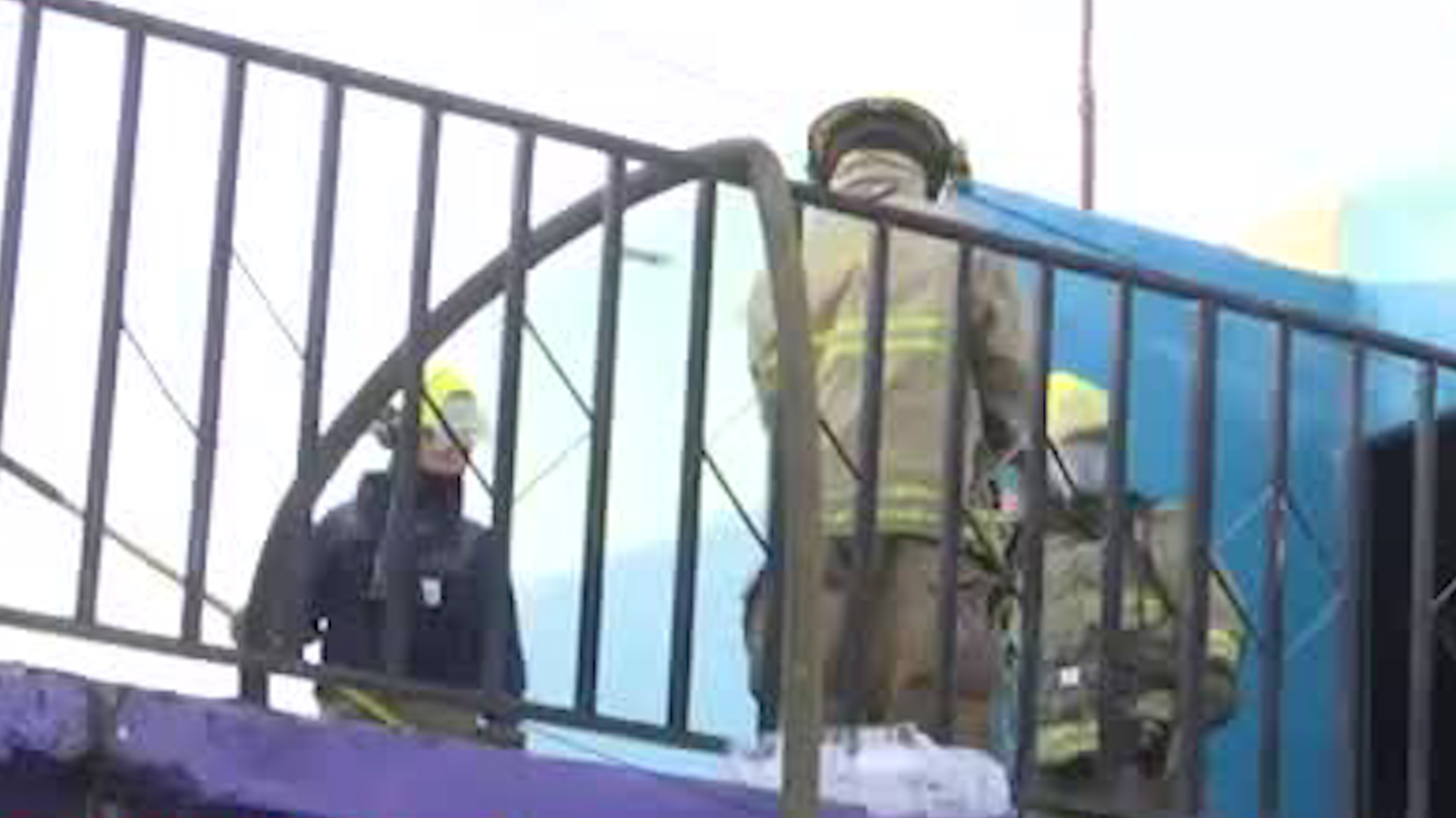 Elementos de Protección Civil acordonaron la zona para delimitar el perímetro de seguridad y permitir el libre paso de las unidades de ataque rápido.