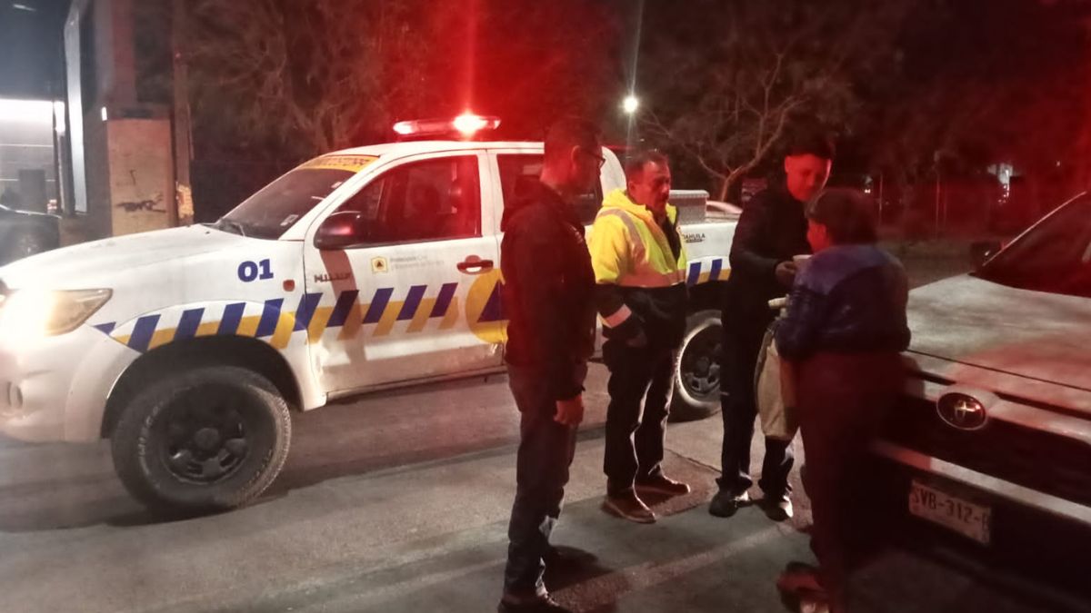 Autoridades de Protección Civil por la noche auxiliando a personas en situación de calle.