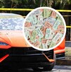 Un auto deportivo naranja con impactos de bala en el parabrisas está acordonado; un círculo superpuesto muestra boletos de rifa de colores.