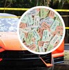 Un auto deportivo naranja con impactos de bala en el parabrisas está acordonado; un círculo superpuesto muestra boletos de rifa de colores.