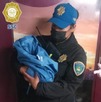 una mujer policía carga a una bebé tras asistir un parto en la tapo cdmx