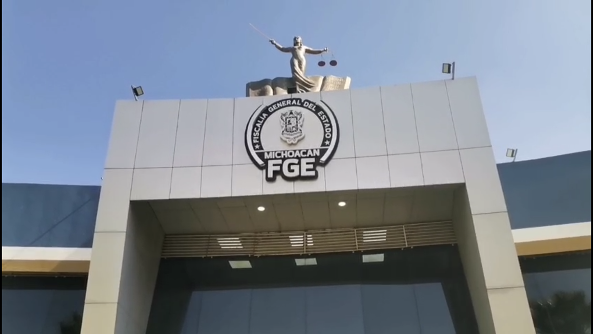 Investigan a cuatro policías de Morelia, Michoacán, por presuntamente extorsionar a extranjeros.