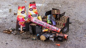 Se observan unos cuetes de varios tamaños y colores.