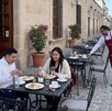 En Querétaro, mientras la ciudad parece dormir tras las celebraciones, encontrar un refugio con café caliente, chilaquiles picositos o una terraza relajada.