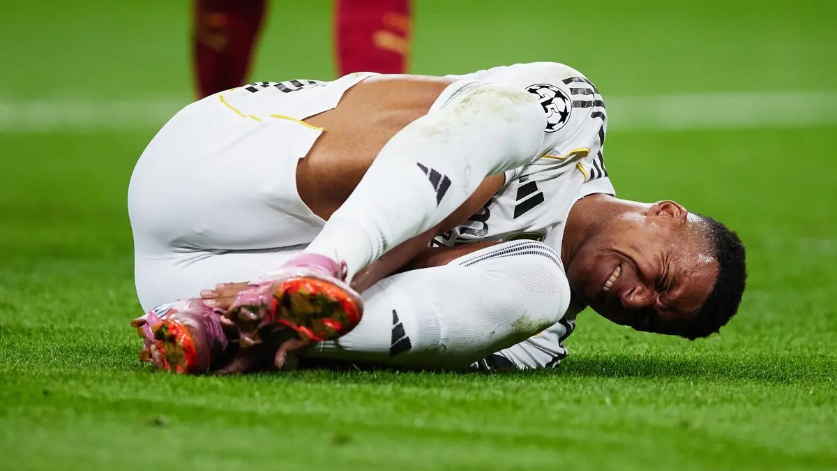 Kylian Mbappé tirado sobre el césped.