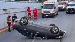 Auto volcado en avenida Garza Sada en Monterrey.