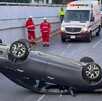 Auto volcado en avenida Garza Sada en Monterrey.