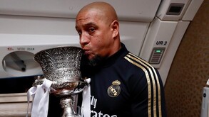 Roberto Carlos besando una Supercopa de España con el uniforme del Real Madrid.