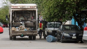 Servicio de recolección de basura en Gómez Palacio laborando.