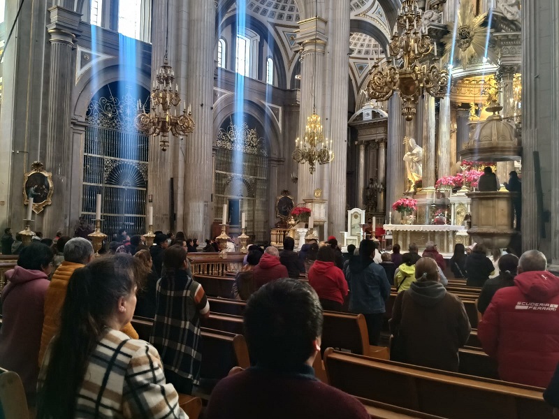 Personas en una misa al interior de la Catedral de Puebla en 2025.