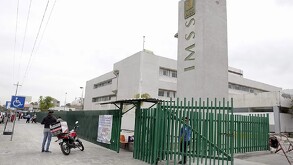 Clínica 46 del IMSS, donde un joven es atendido luego de volcar por evitar arrollar a un perrito en Lerdo.