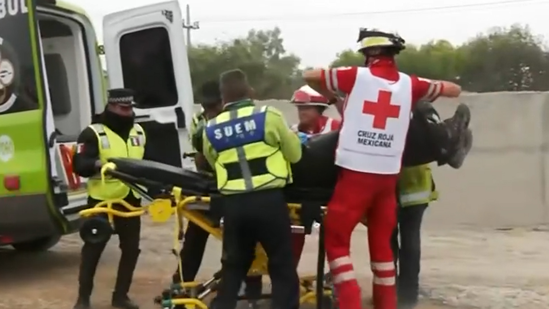 Un tráiler doble remolque huyó tras el choque. La empresa asegura que pagará gastos médicos.