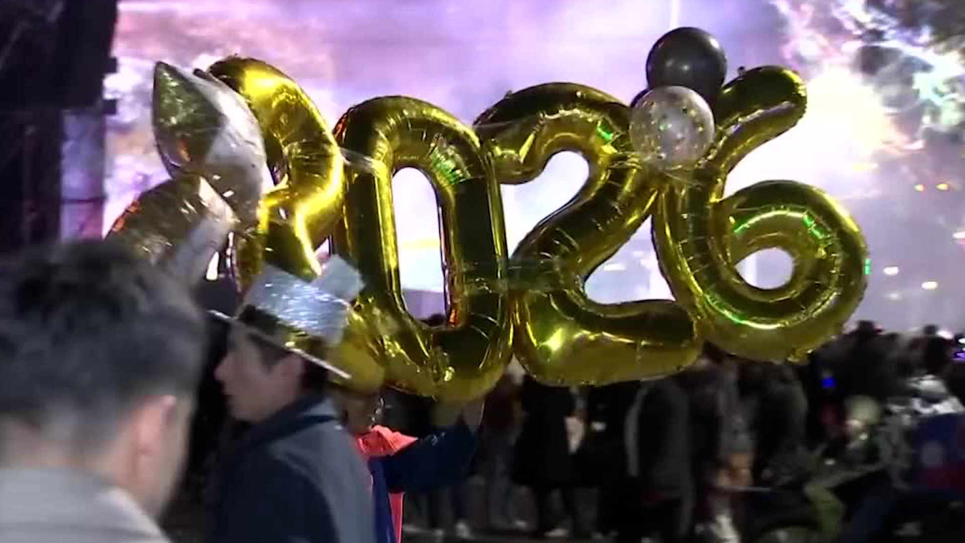 La llegada del 2026 en el Ángel de la Independencia se realizó con un rave masivo con DJs de alto nivel y láseres.