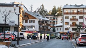 Incendio se propaga en Bar de los Alpes suizos