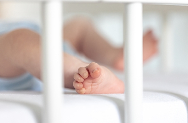 Pié de un bebé hospitalizado sin que se vea su rostro.