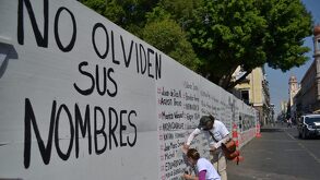 mural con nombres de personas desaparecidas en puebla