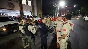 Protección Civil y Bomberos apagaron 45 fogatas en Guadalajara y Zapopan durante la madrugada de Año Nuevo, evitando incendios y contaminación ambiental.