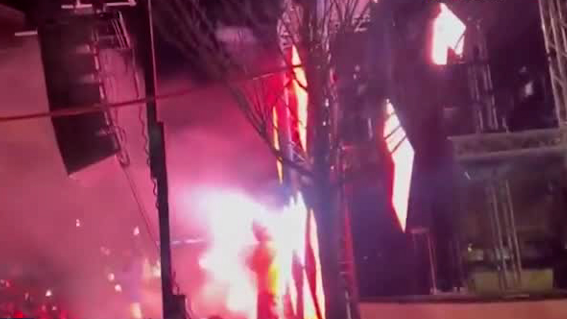 Testigos afirman que el fuego inició por el estallido del techo provocado por la pirotecnia. Las autoridades mantienen la zona acordonada.