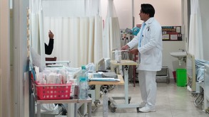 Un médico de pie en las instalaciones del IMSS-Bienestar de Oaxaca.