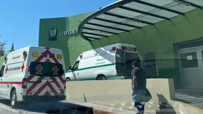 S eobserva un edificio bverde que dice Urgencias.