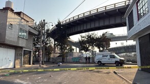 Motociclista muere tras accidente en puente vehicular de la Venustiano Carranza, Ciudad de México.