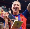 Jennifer Hermoso, jugadora profesional de España, festejando este 2 de diciembre el bicampeonato en la UEFA Nations League.