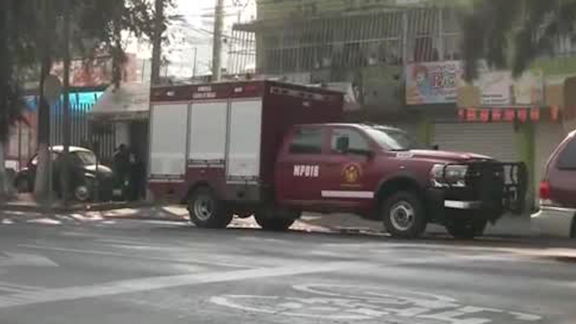 Un hombre de 65 años perdió la vida tras un incendio en su departamento en Eje 5 Sur, presuntamente causado por pirotecnia.