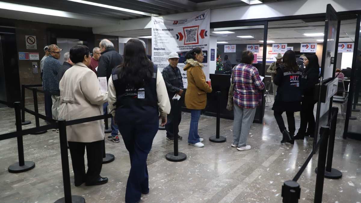 Ciudadanos pagando el predial en Monterrey.