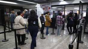 Ciudadanos pagando el predial en Monterrey.