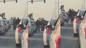 Hombres peleando en avenida en Monterrey.