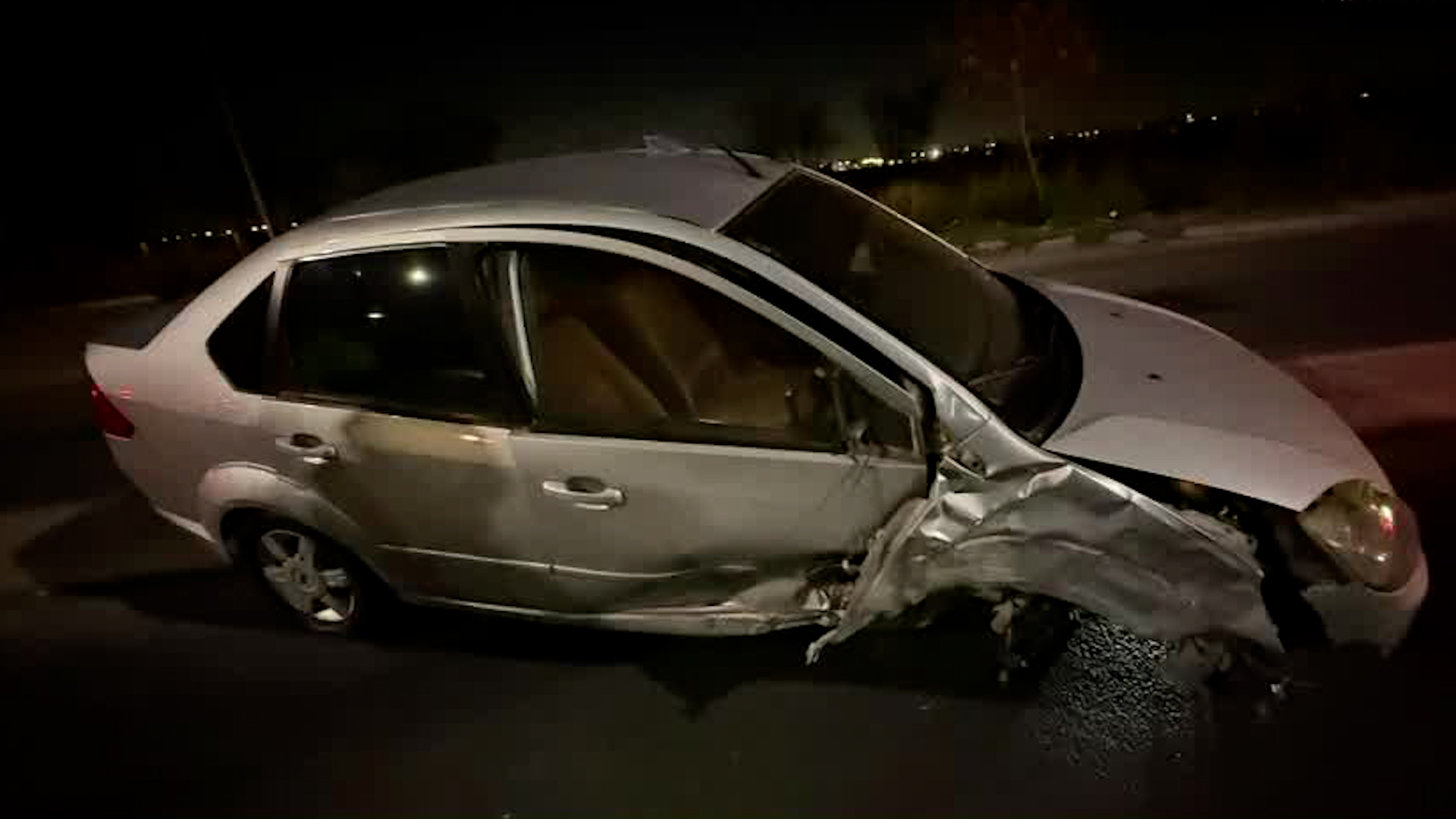 Un Ford Fiesta gris impactó el muro de contención en la carretera a Laredo. Pese a los daños totales del auto, no hubo lesionados de gravedad en el km 13.