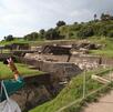 una mujer toma una foto de la zona arqueológica del pueblo mágico de cholula