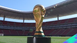 Trofeo de la Copa Mundial de la FIFA 2026 posando en el Estadio Guadalajara.