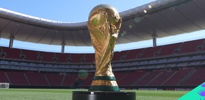 Trofeo de la Copa Mundial de la FIFA 2026 posando en el Estadio Guadalajara.