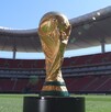 Trofeo de la Copa Mundial de la FIFA 2026 posando en el Estadio Guadalajara.