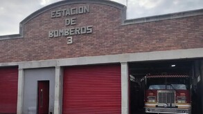 Se ve un edificio color ladrillo y dice Estación de Bomberos Saltillo.