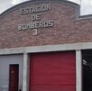 Se ve un edificio color ladrillo y dice Estación de Bomberos Saltillo.