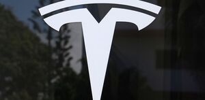 Logotipo de Tesla, imagen extraída de AP.
