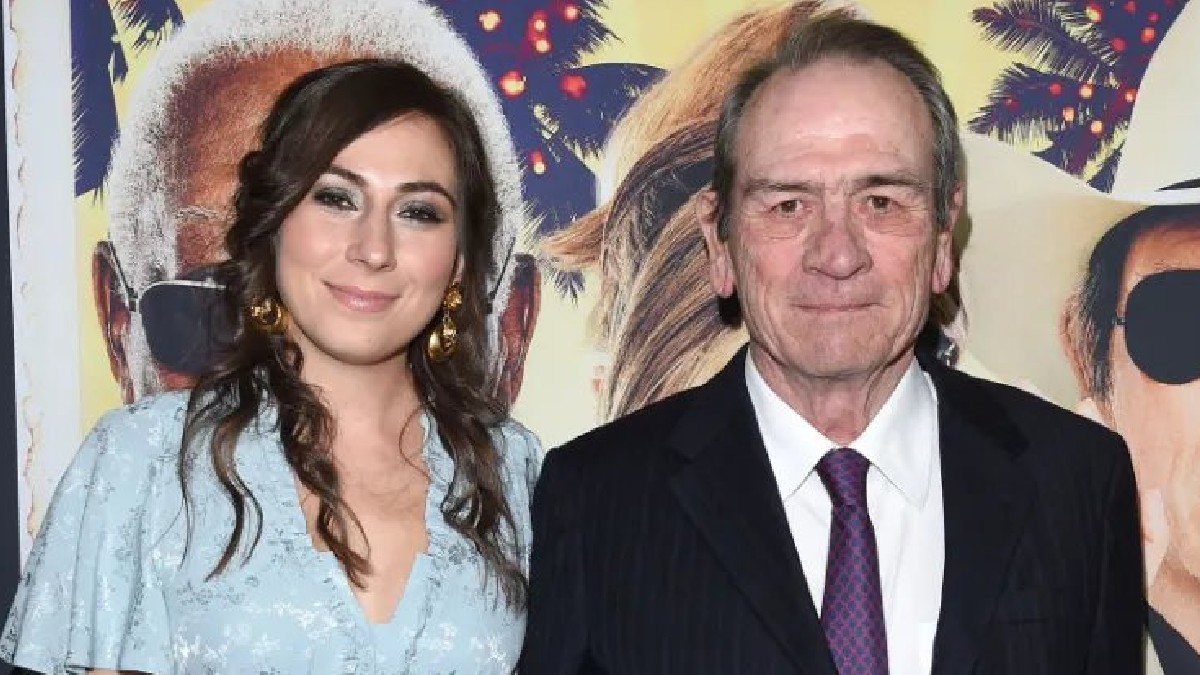 Victoria Jones junto a su padre Tommy Lee Jones en una alfombra roja.