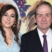 Victoria Jones junto a su padre Tommy Lee Jones en una alfombra roja.