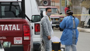 Policía de Puebla y elementos del Semefo acuden a una vivienda.