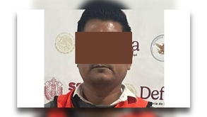 Hombre detenido y con los ojos cubiertos para respetar su presunción de inocencia.