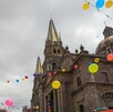 Catedral en el centro de Guadalajara con cielo nublado y adornos de pelotas