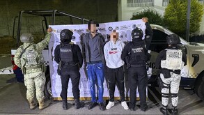 Dos civiles detenidos con rostros difuminados aparecen ante una manta de seguridad, escoltados por agentes del Ejército, Guardia Nacional y Civil.