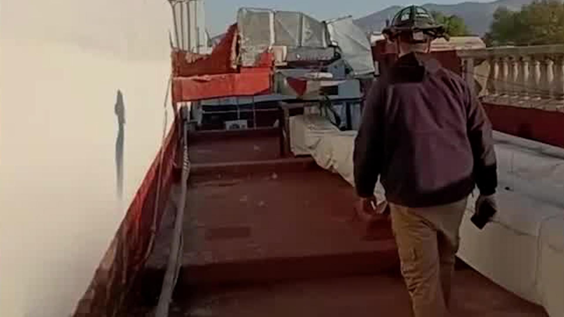 Una mujer resultó lesionada por la infraestructura de una cafetería durante el siniestro.