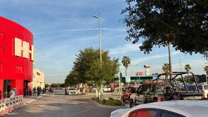 En el exterior del supermercado se reporta movilización de autoridades