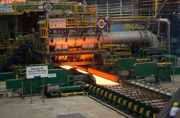 En la imagen se ven unos hornnos y un letrero que dice AHMSA.